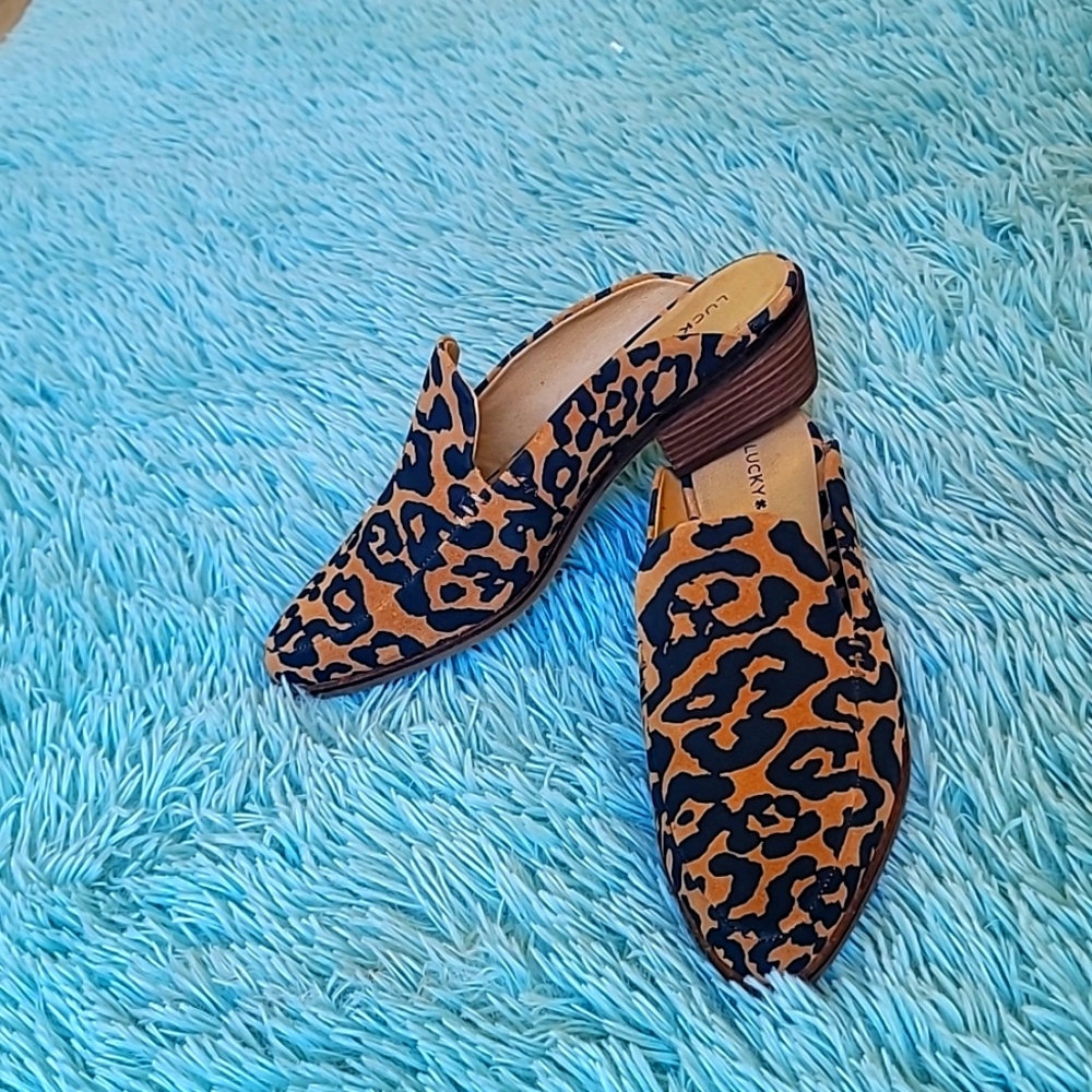 Lucky Brand, leopard slides 8M, never worn. Great nuetral shoe, dress up or down